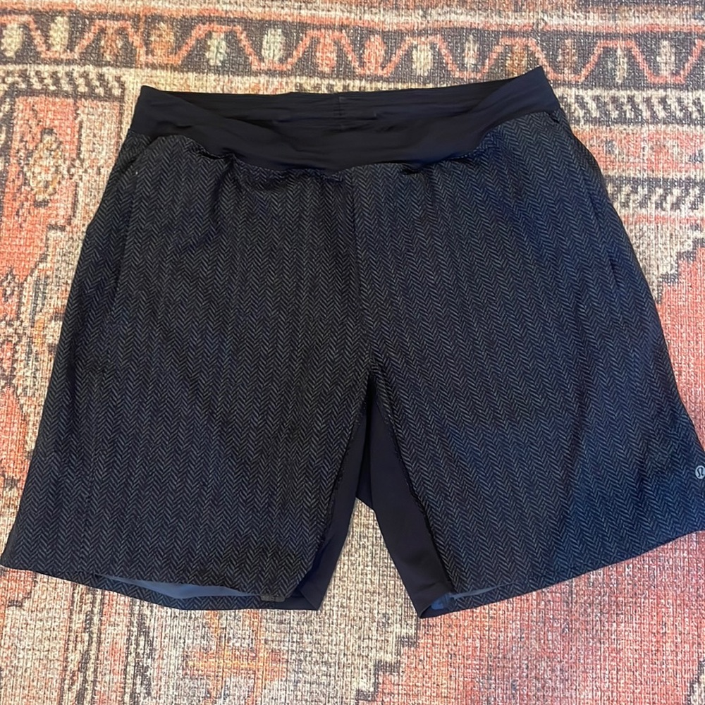 Lululemon black yoga workout Shorts XL 9in inseam